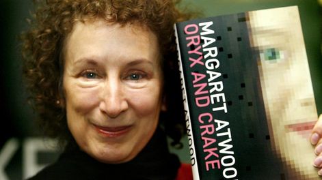La escritora Margaret Atwood le mandó un mensaje a Gabriela Michetti por el aborto