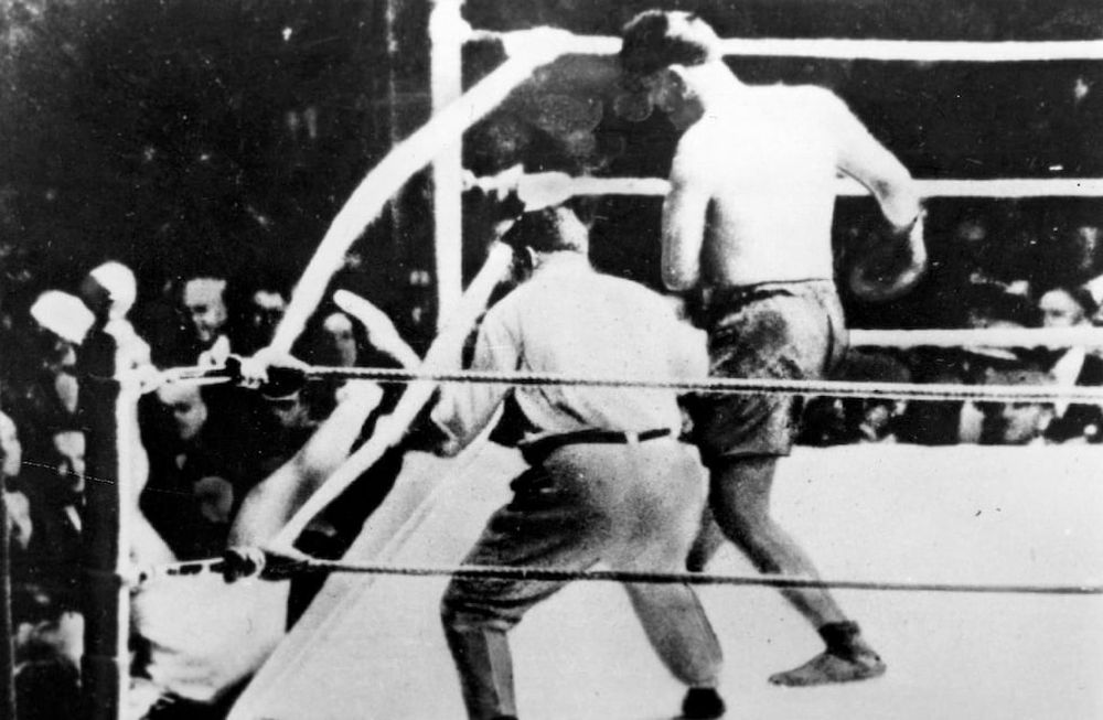 100 años de la Pelea del Siglo entre Luis Ángel Firpo y Jack Dempsey, donde estuvo en juego el título mundial de los pesado. Se realizó en el estadio Polo Grounds de Nueva York. En la imagen, el momento en el que el Toro de Las Pampas saca de una trompada a Dempsey, que estuvo 17 segundos fuera del ring.