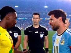 Lionel Messi recibió de Sessi D’Almeida, capitán de Benín, una estatuilla que representa a las históricas Amazonas de Dahomey.