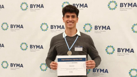 Matias Armani, el mendocino experto en robotica sosteniendo el diploma de finalista nacional por su emprendimiento.