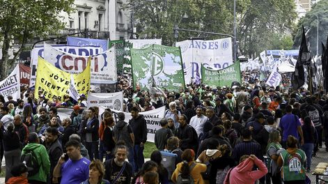 Mega marcha en el Congreso: la CGT, feministas y trabajadores del Garrahan se movilizan hoy junto a los jubilados.