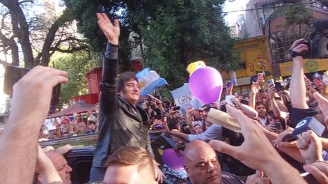 Milei saludó a la militancia en Mendoza en medio del caos de gente en calle Garibaldi, en pleno centro.&nbsp;