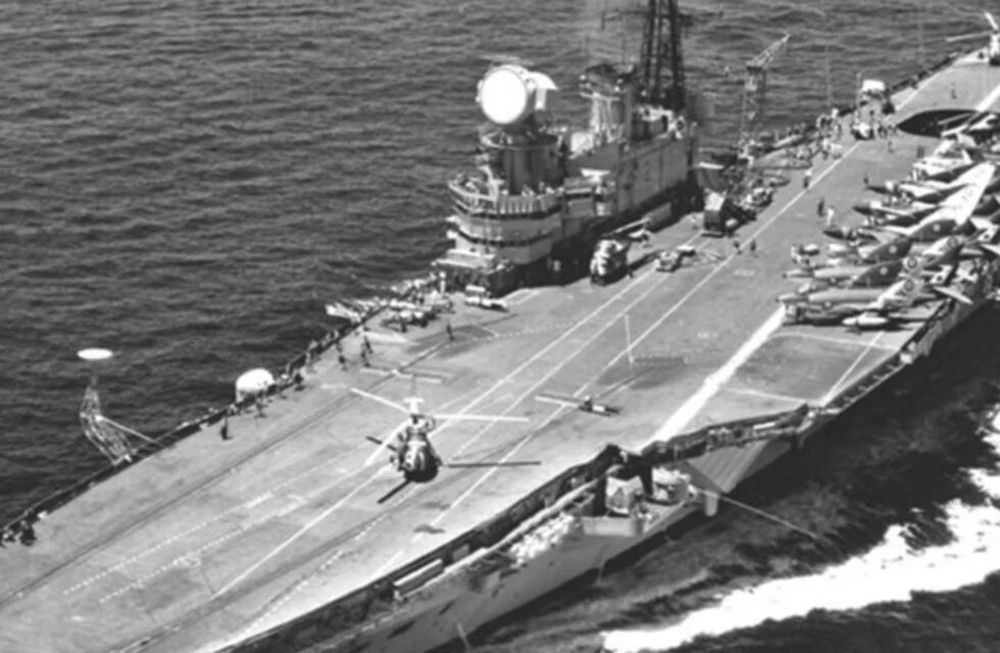 El HMS Hermes, en 1982.