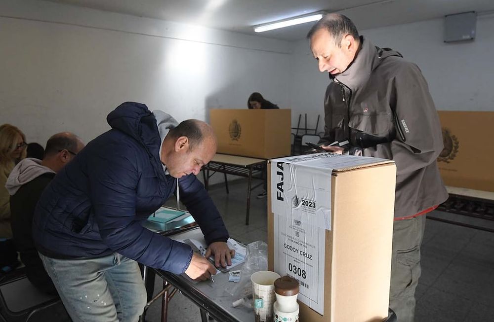 Elecciones provinciales PASO 2023 en la provincia de Mendoza.. En la Escuela Belgrano de Godoy Cruz, Los votantes ingresaban para votar en una mañana electoral tranquila pero fría. Foto: José Gutierrez / Los Andes