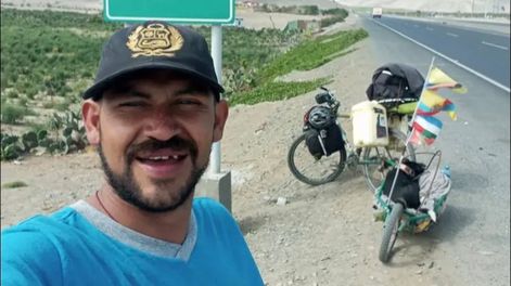 El ciclista viaja por el mundo con sus perros