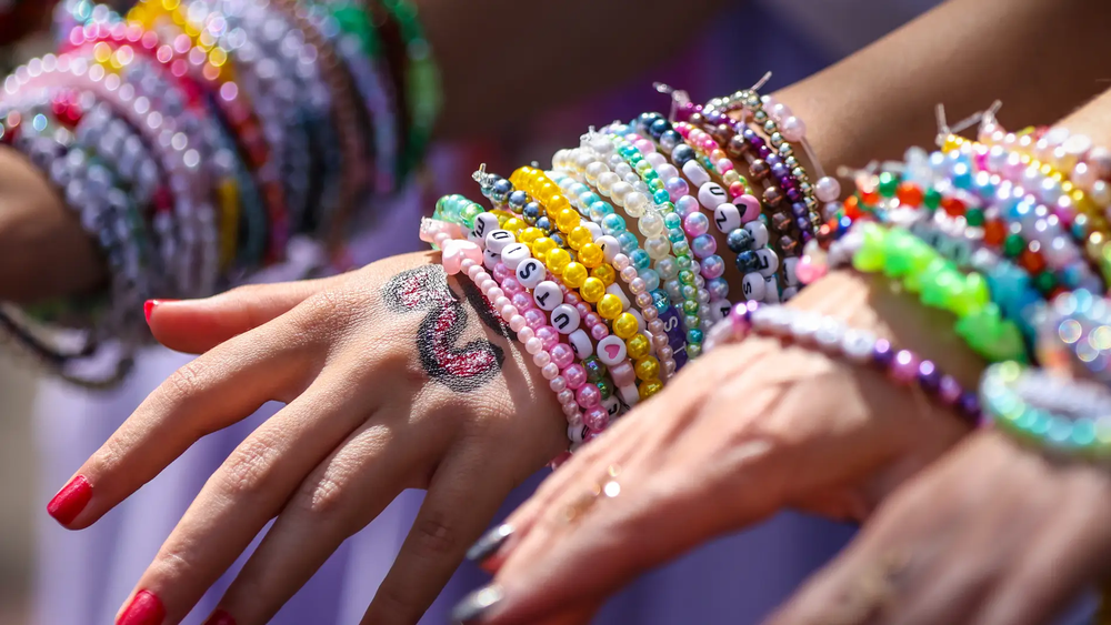 Según la psicología, hay significados detrás de llenarse la muñeca de pulseras.