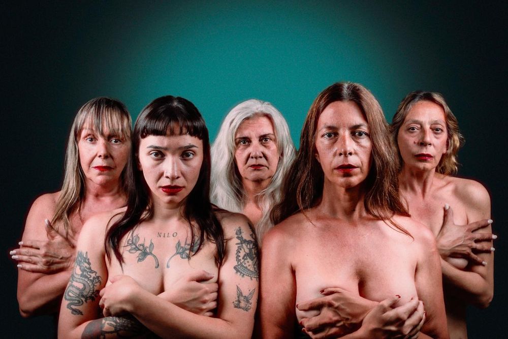 La obra está protagonizada por cinco mujeres, todas con roles principales.