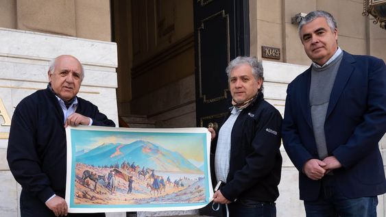 Obsequio. Eduardo Giro entrega a Francisco Guerrero (de la sección Sociedad) y a Raúl Pedone (editor general) una reproducción de gran fidelidad del cuadro de Roig Matóns. Foto: Ignacio Blanco / Los Andes.