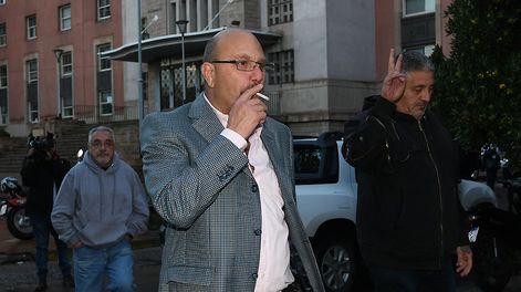 Los Andes | Luis Lobos ex intendente de Guaymallen y su esposa Claudia Sgro salían de la sala N°4 de Tribunales después de escuchar la sentencia en la que están acusados por fraude a la administración publica. Hoy la Suprema Corte confirmó la sentencia.