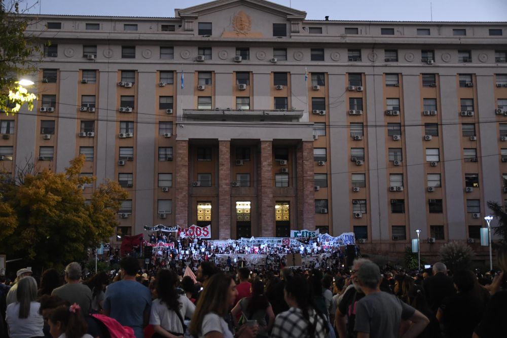 Multitudinaria marcha por las calles del centro de Mendoza a 50 años del golpe militar y que concluyó en la explanada de Casa de Gobierno.