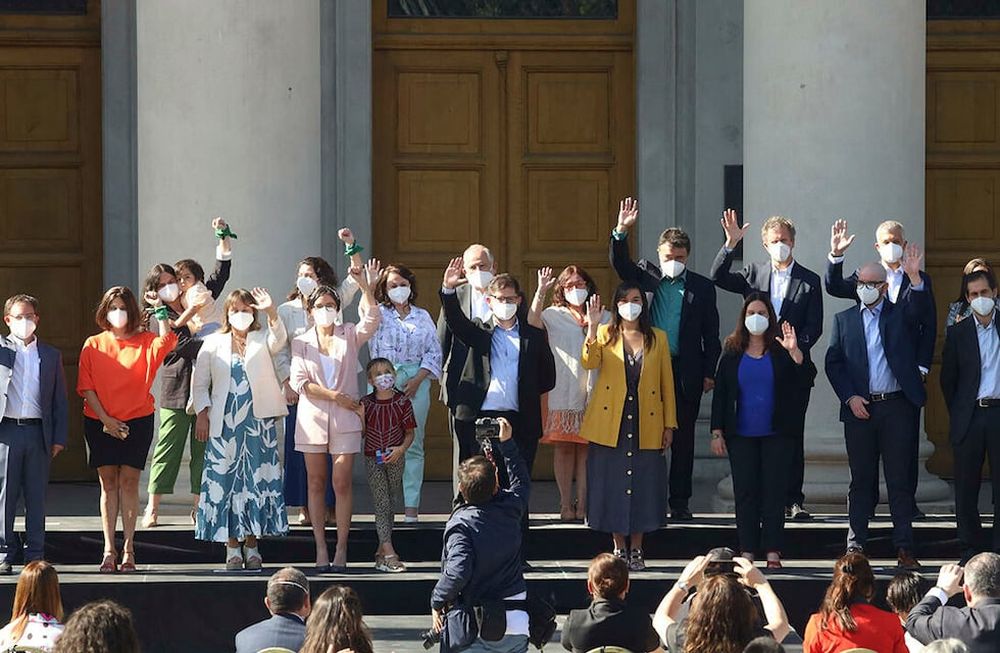 Las futuras ministras que asumirán en el nuevo gobierno de Gabriel Boric, en Chile, anunciaron medidas feministas en el Dia Internacional de la Mujer.
