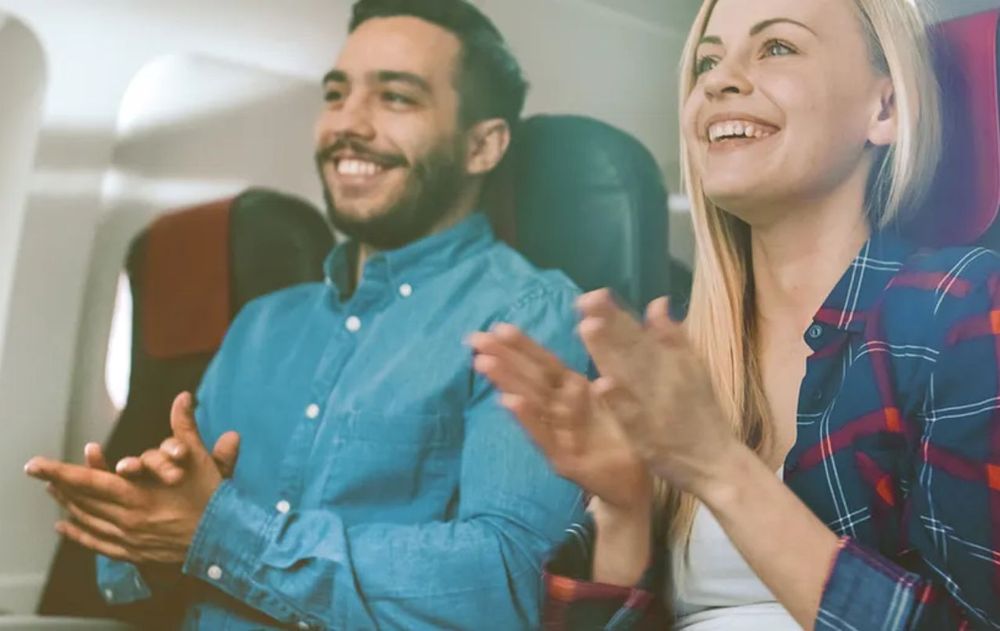 Aplaudir al final de un vuelo genera polémica entre las personas.