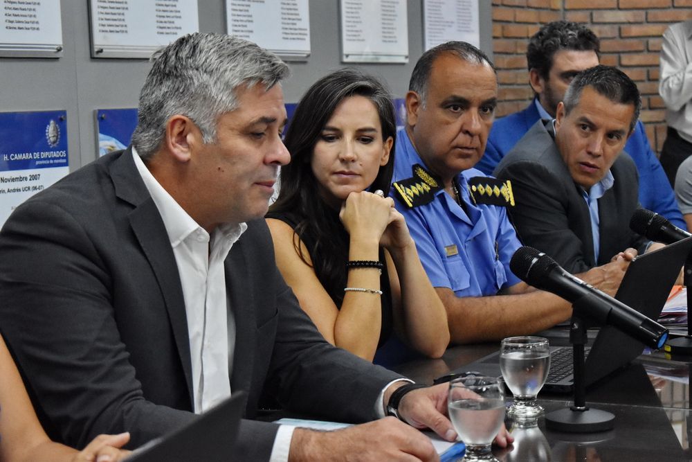 El jefe del bloque del PJ en Diputados, Germán Gómez, y la ministra Mercedes Rus, en la reunión de la Bicameral de Seguridad.