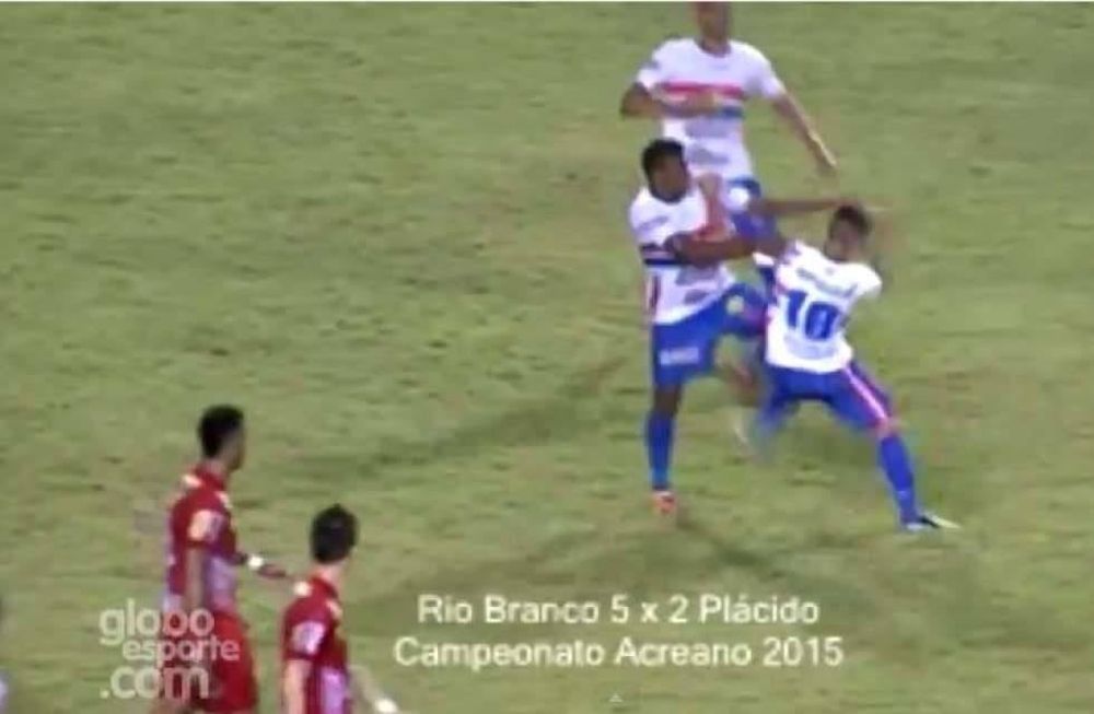 En Brasil, dos futbolistas de un mismo equipo se agarraron a trompadas en pleno partido