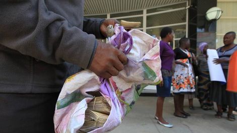 Zimbabue quiere erradicar su vieja moneda tras una extrema inflación