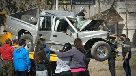 La familia del joven muerto en el Acceso Sur observa cómo retiran la camioneta luego del accidente. La víctima perdió la vida en el acto. Orlando Pelichotti/Los Andes