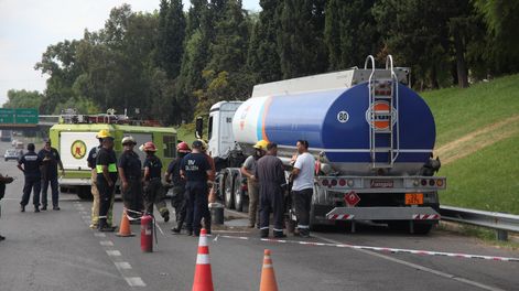 Un camión cisterna sufrió desperfectos mecánicos y parte del líquido inflamable que transportaba se derramó sobre la calzada.
