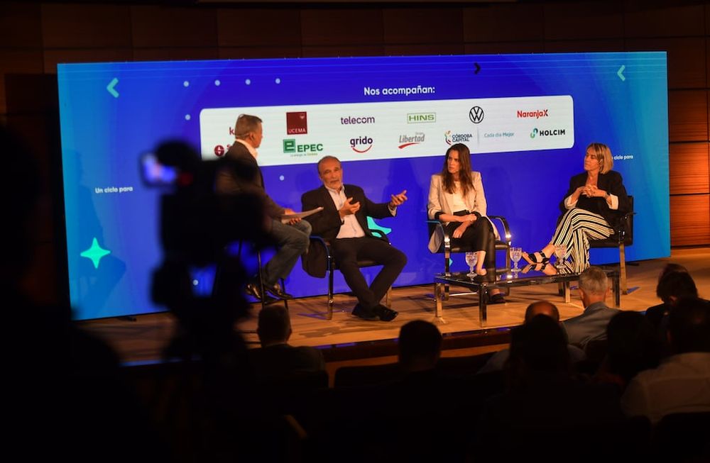 En una de las instancias de conversación participaron Fabián López (ministros de Servicios Públicos), María Constanza Ferrer (Telecom) y Belén Daghero (Holcim). La moderación estuvo a cargo del periodista Daniel Alonso. (LaVoz/Javier Ferreyra).