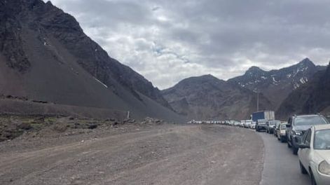 Se registran demoras de hasta 180 minutos para cruzar desde el Túnel Internacional hacia el Complejo Los Libertadores, con una fila aproximada de 4 kilómetros de vehículos.