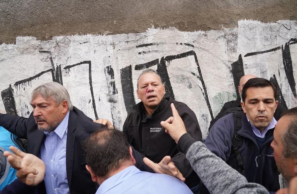Protesta de colectiveros. Así fue la agresión a Sergio Berni. (Maxi Failla/ Clarín)
