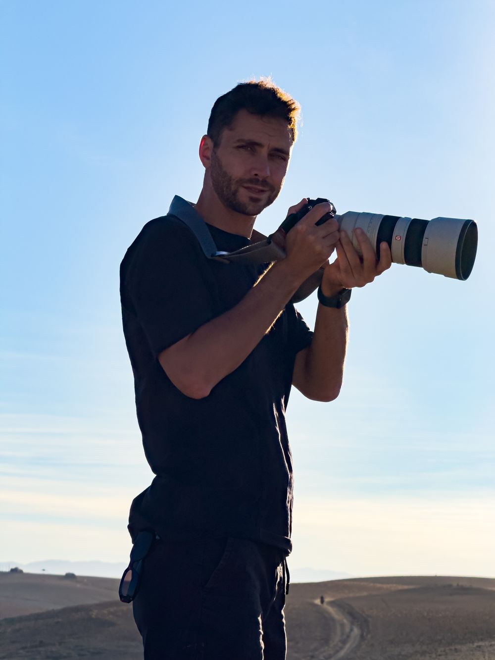 Leo Gerzon estudió Periodismo y Comunicación Social, pero -junto a otro fotógrafo y como autodidacta- aprendió fotografía.