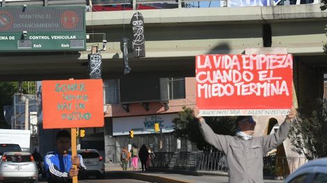 El contraste entre los mensajes positivos y las amenazas que aparecieron en el ingreso a Mendoza. / Ignacio Blanco