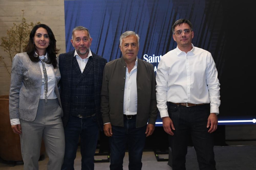 Pablo Moya, fundador de Grupo Dharma, Julieta Contreras, Alfredo Cornejo, gobernador de Mendoza y Marcos Calvente, intendente de Guaymallén , durante el encuentro de Saint Mari Desarrollos.&nbsp;