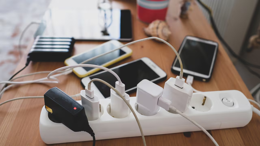 Conectar muchos cargadores puede ser un riesgo si no se controla el uso de la electricidad en el hogar, advierten expertos en seguridad y tecnolog&iacute;a.