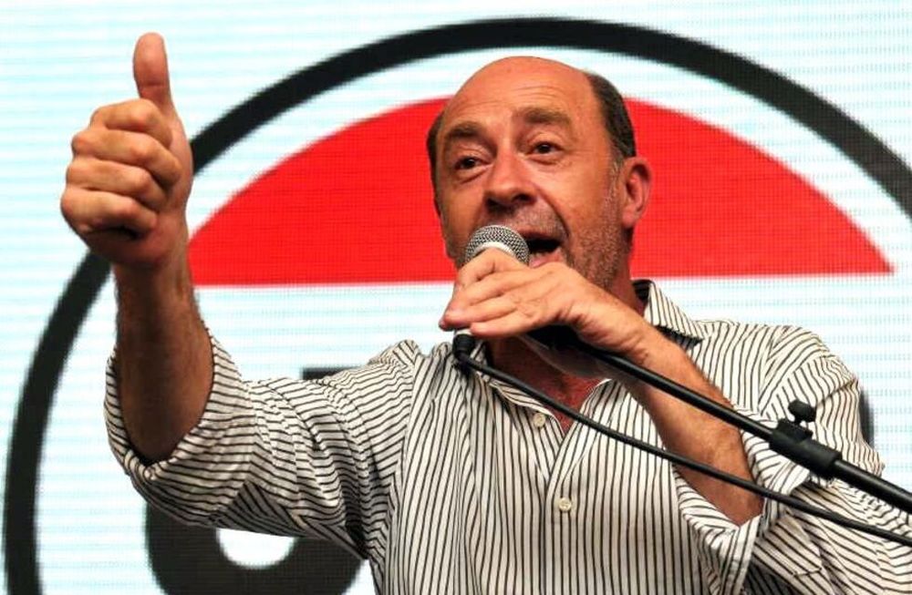 Sergio Pinto, fue diputado provincial a principio de la década de los 90 y actualmente es empleado de planta permanente de Senadores.