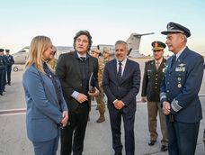 El gobernador Alfredo Cornejo y la vicegobernadora Hebe Casado junto al presidente Javier Milei, en su última visita a Mendoza