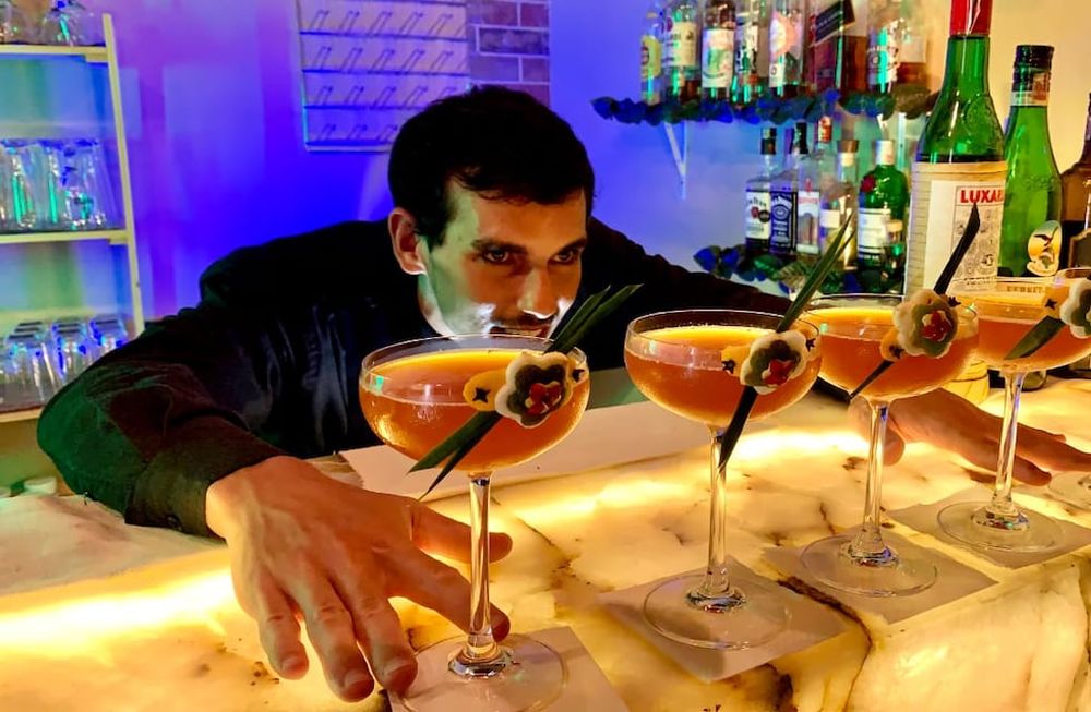 Jonny Piccolo (30) y sus 5 copas de Barrilete cósmico, el cóctel con el que clasificó a los Panamericanos de Coctelería a disputarse en Colombia.