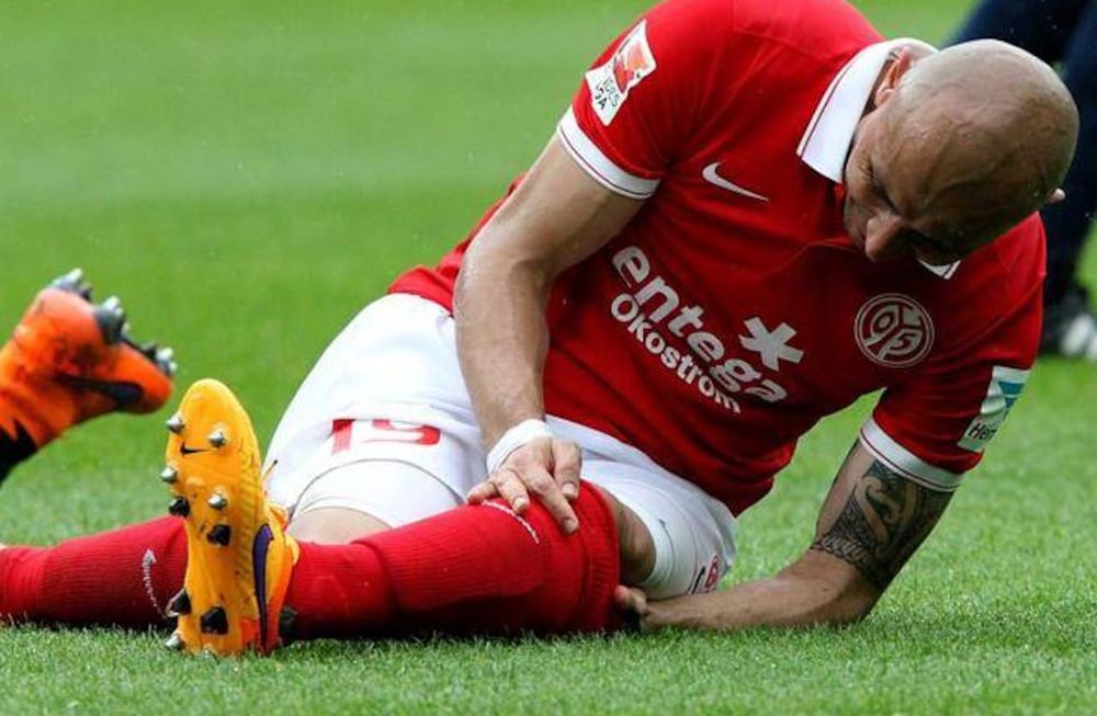 La peor lesión para un futbolista: se rompió la rodilla tras cruzarse con un rival