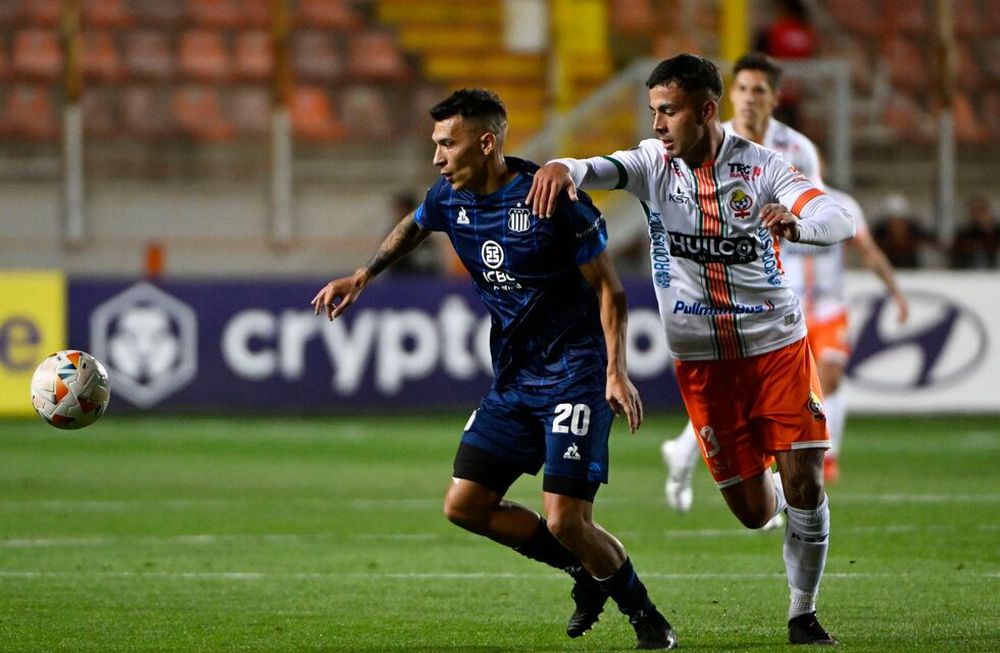 Futbol, Cobresal vs TalleresFase de grupos, Copa Libertadores 2024.El jugador de Cobresal Cristhofer Mesias juega el balon durante el partido de copa libertadores contra Talleres disputado en el estadio Zorro del Desierto Calama, Chile.25/04/2024Pedro Tapia/PhotosportSoccer, Cobresal vs TalleresGroup stage, Copa Libertadores 2024.Cobresal Cristhofer Mesias player plays the ball during the Copa Libertadores match against Talleres played at the Zorro del Desierto stadium in Calama, Chile.25/04/2024Pedro Tapia/Photosport