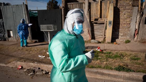Mendoza 25 de julio de 2020 SociedadMegaoperativo sanitario en el barrio La Favorita para prevenir la propagación del virus Covid-19. Foto: Ignacio Blanco / Los Andes