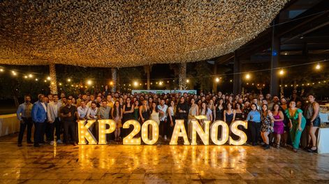El equipo de Knight Piésold Argentina reunido para celebrar 20 años de trabajo en equipo y crecimiento sostenido.