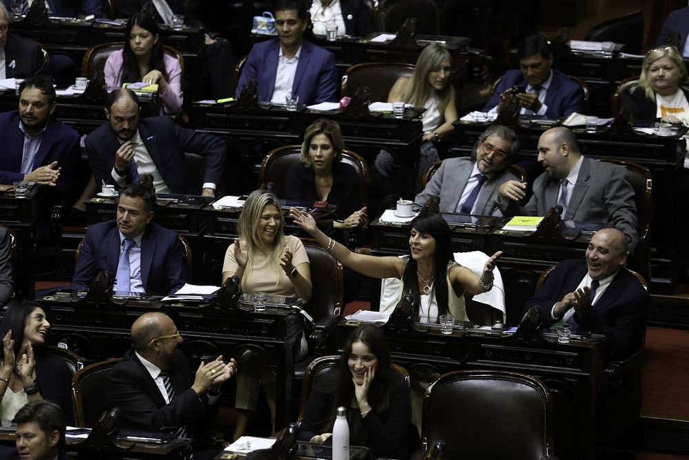 La Cámara de Diputados comenzó la sesión donde se tratará el proyecto de ficha limpia, que busca que los dirigentes condenados en segunda instancia por hechos de corrupción no puedan ser candidatos a cargos o ejecutivos. 