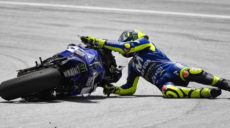 MotoGP: Valentino Rossi no ocultó su tristeza por la caída en Malasia