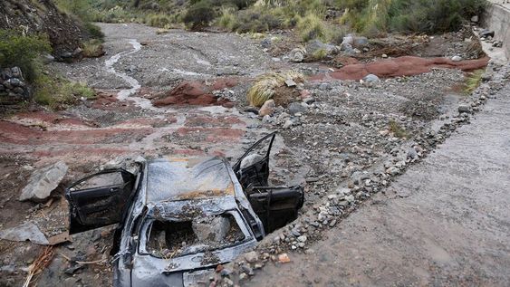 Tragedia de Potrerillos: murieron dos niños y su padre al ser arrastrados por la crecida mientras circulaban en su vehículo. / Foto: Télam