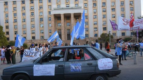 Los Andes | En la calle. El SUTE convocó al caravanazo que recorrió varias arterias de la ciudad y terminó en Casa de Gobierno. Banderas y bocinas fueron protagonistas. Foto: José Gutiérrez