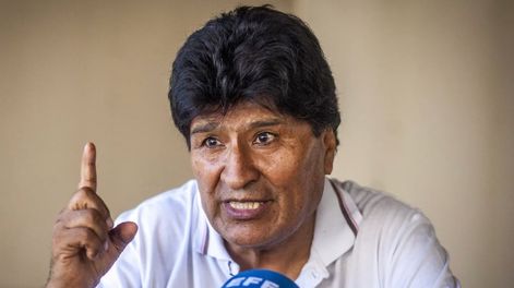El ex mandatario quiere postularse para un cuarto mandato a pesar de la postura del Tribunal Constitucional y amenazó con levantamientos y protestas. EFE