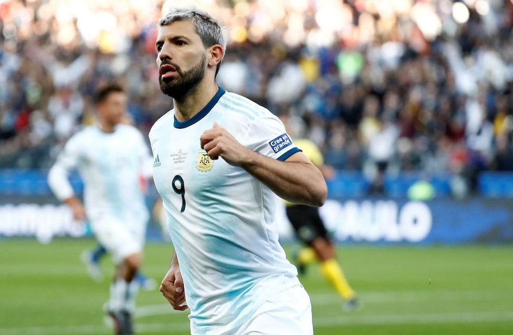 El Kun Agüero llega el martes a la Argentina y queda concentrado, completando el equipo que disputará Eliminatorias y Copa América.