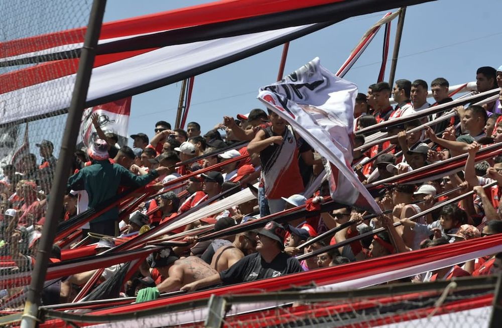 Un periodista deportivo falleció minutos antes del inicio del partido entre Deportivo Maipú y Temperley / Orlando Pelichotti.