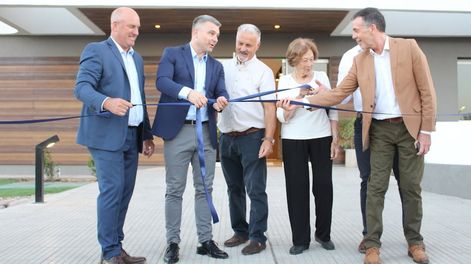 El momento del corte de cintas.