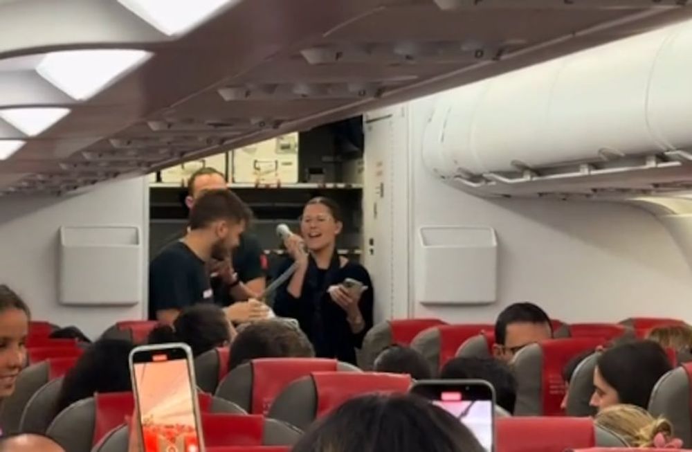 En el mismo vuelo estaba el grupo musical Mayumana, que se destaca por trabajar con percusiones. La banda se unió a Andi y juntos dieron un grato espectáculo.