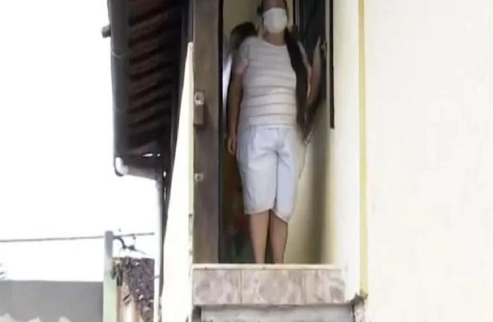 Lleva más de un año sin poder salir de su casa porque un vecino le rompió la única escalera de ingreso