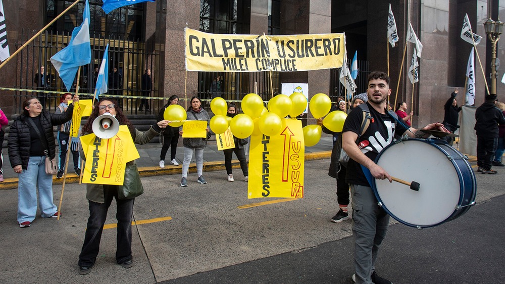 La CGT y las CTA marcharon al Ministerio de Economía y reclamaron un programa para refinanciar deudas.