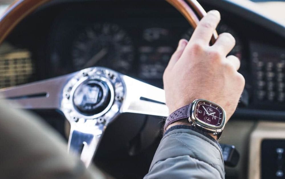 Que una persona use el reloj en la mano derecha no es una moda y tampoco una costumbre, sino que podría estar demostrando una forma distinta de ver la vida.