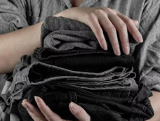 los trucos de limpieza para mantener las prendas oscuras como nuevas