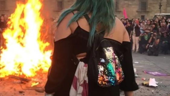 La Reinota, como se hace llamar ella en las redes, fue furor en las redes luego de que se viralizara el video en el que aparece tirando una bomba de humo a la policía.