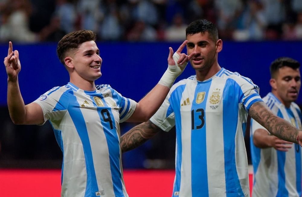 El delantero Julián Álvarez (9) celebra tras un gol para Argentina en el partido contra Canadá por el Grupo A de la Copa América, el jueves 20 de junio de 2024. (AP Foto/Mike Stewart)